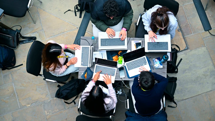 GitHub Copilot, Cursor oder doch Amazon Kiro? Welches Tool sich für den Unternehmenseinsatz eignet.