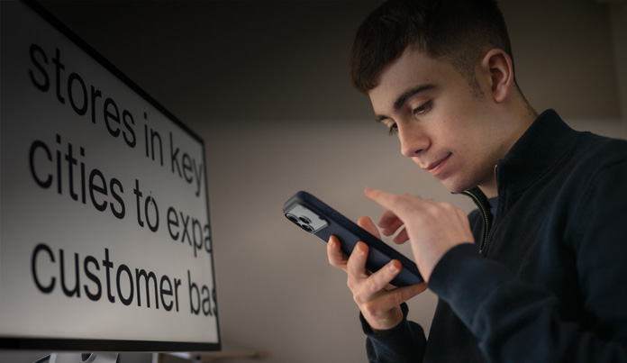 Student die iets bekijkt op iPhone en het device dicht bij het gezicht houdt